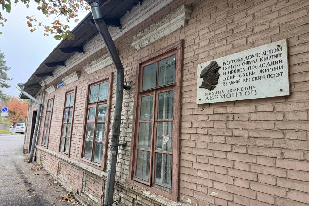 Лишь установленная в 1965 году мемориальная доска указывает на то, что это не обыкновенная заброшка, а знаковый исторический объект