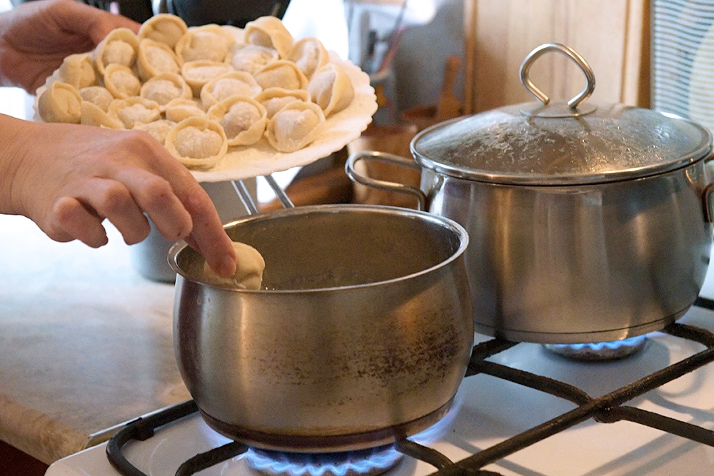 кастрюли с пельменями