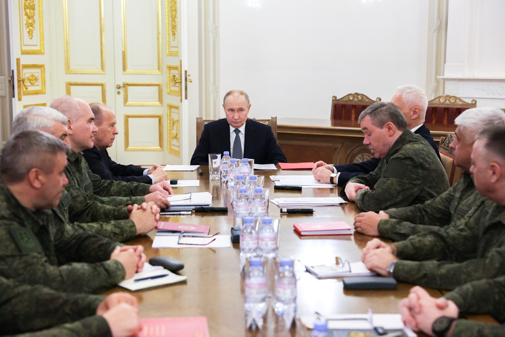 Владимир Путин в Санкт-Петербурге обсудил с военными текущую обстановку в зоне СВО.