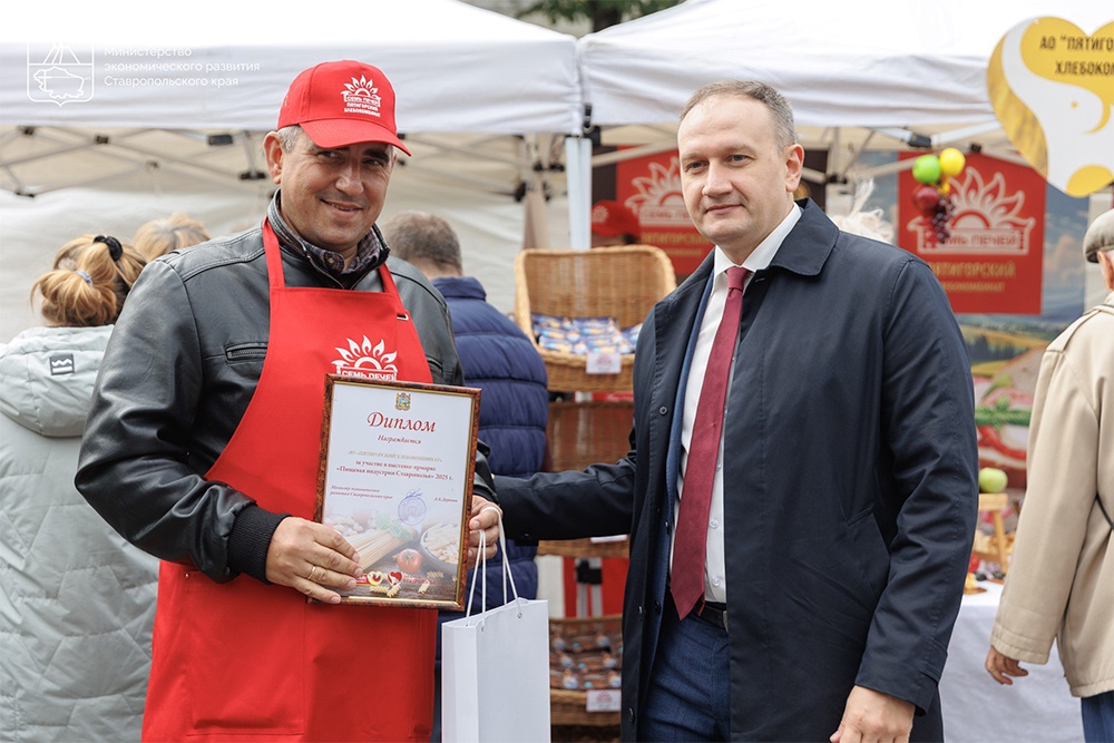 Антон Доронин (справа): Мы достигли самообеспечения по многим видам товаров, поэтому стремимся рас- ширять рынки сбыта.