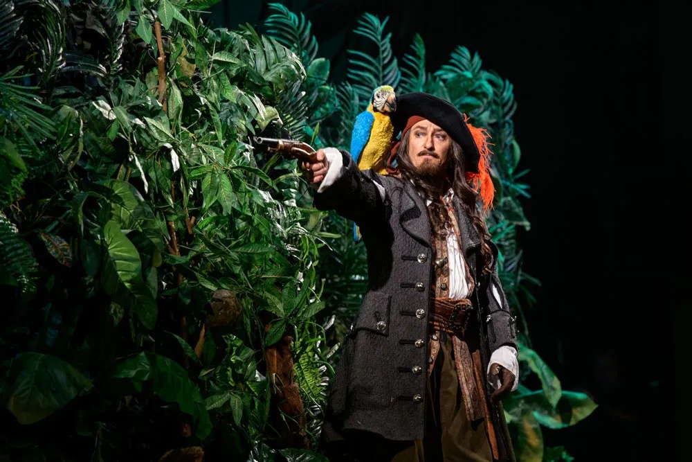 Сергей Безруков в спектакле "Остров сокровищ".