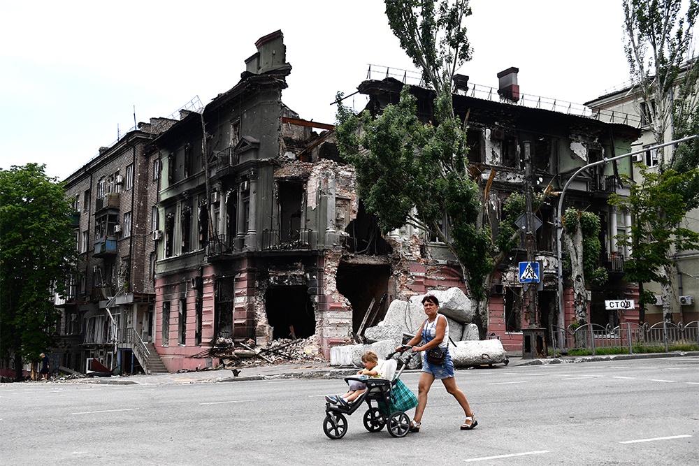 Мариуполь. Проспект Мира. 2022 год. Сейчас там уже безопасно гулять с малышами в колясках.
