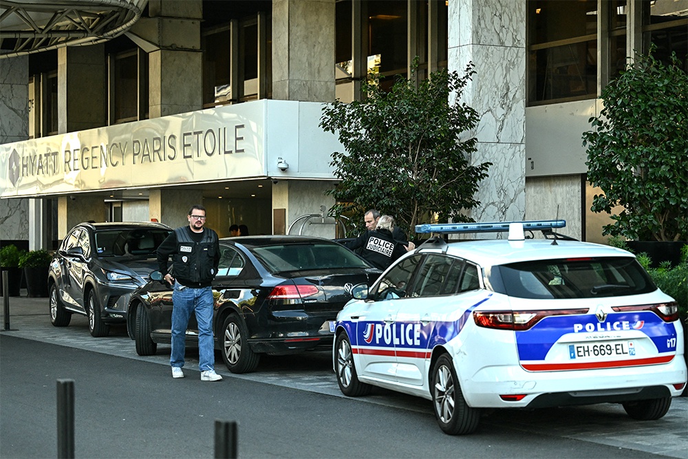 Тело посла ЮАР было найдено рядом с парижским отелем. Полиция считает, что он покончил с собой.