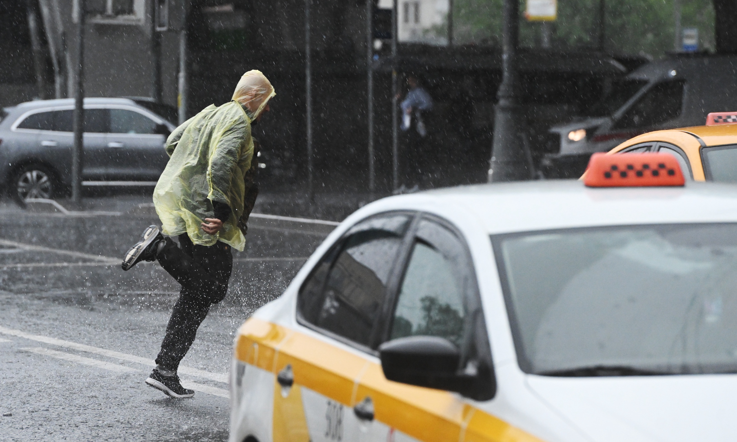 У пешехода, который ведет себя на дороге подобным образом, есть все шансы стать виновником ДТП.