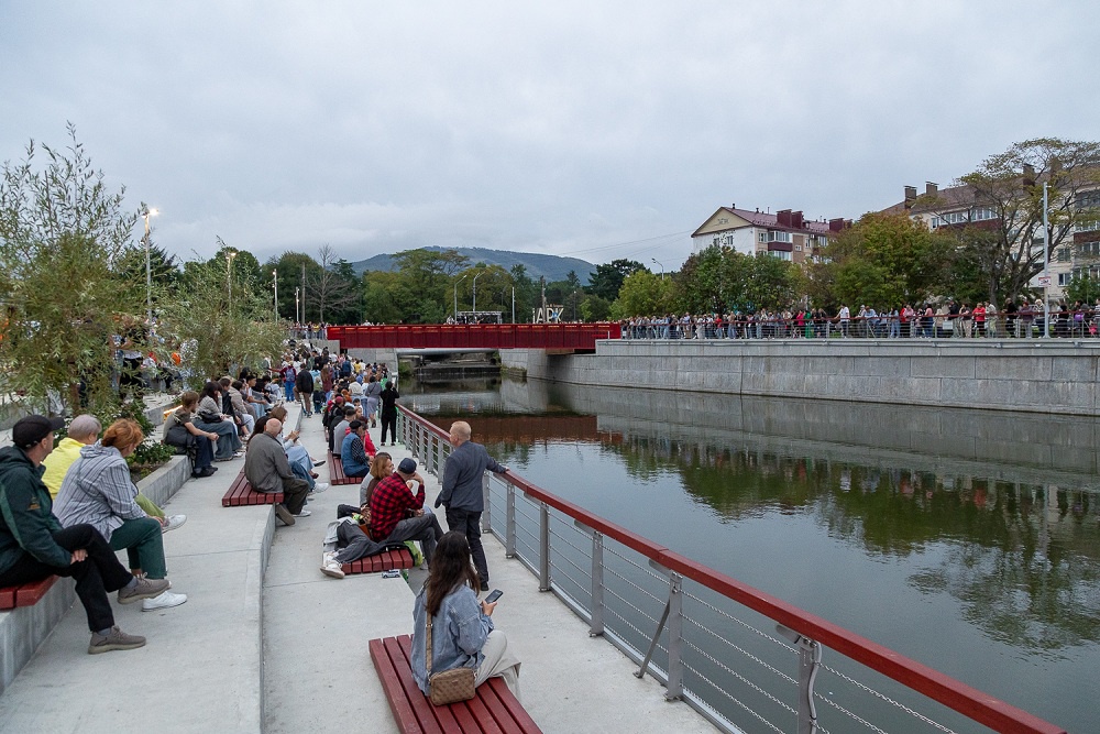 Набережная реки Рогатки - подарок ко Дню города - южносахалинцы оценили по достоинству.