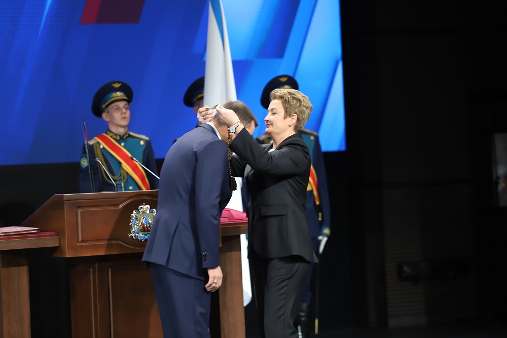 Председатель областного собрания Поморья Екатерина Прокопьева вручила главе региона символ власти - нагрудный знак в виде цепи.