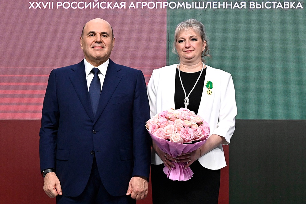 Председатель правительства РФ Михаил Мишустин и сортировщик яйца ООО "Магнитогорский птицеводческий комплекс" Татьяна Цветкова, награжденная медалью "За труды по сельскому хозяйству".