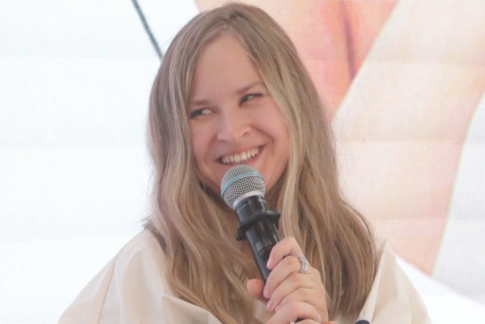 Ася Лавринович на нижегородской ярмарке обещает поговорить с читателями о первой любви и поиске себя. Автограф-сессия обязательна.