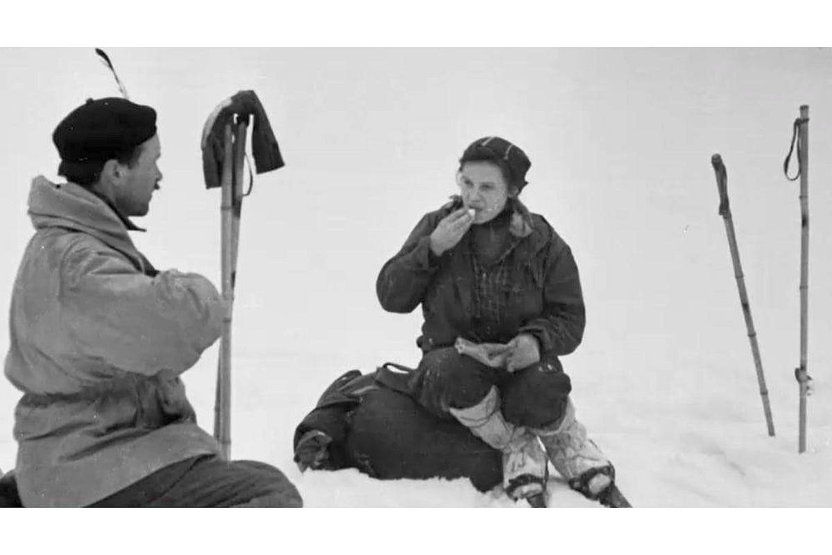 Фотопленка более 60 лет хранилась в личном архиве следователя по данному делу. На снимках - участники похода отдыхают, но , возможно, из леса за ними наблюдает кто-то чужой. Фотопленка более 60 лет хранилась в личном архиве следователя по данному делу. На снимках - участники похода отдыхают, но , возможно, из леса за ними наблюдает кто-то чужой.