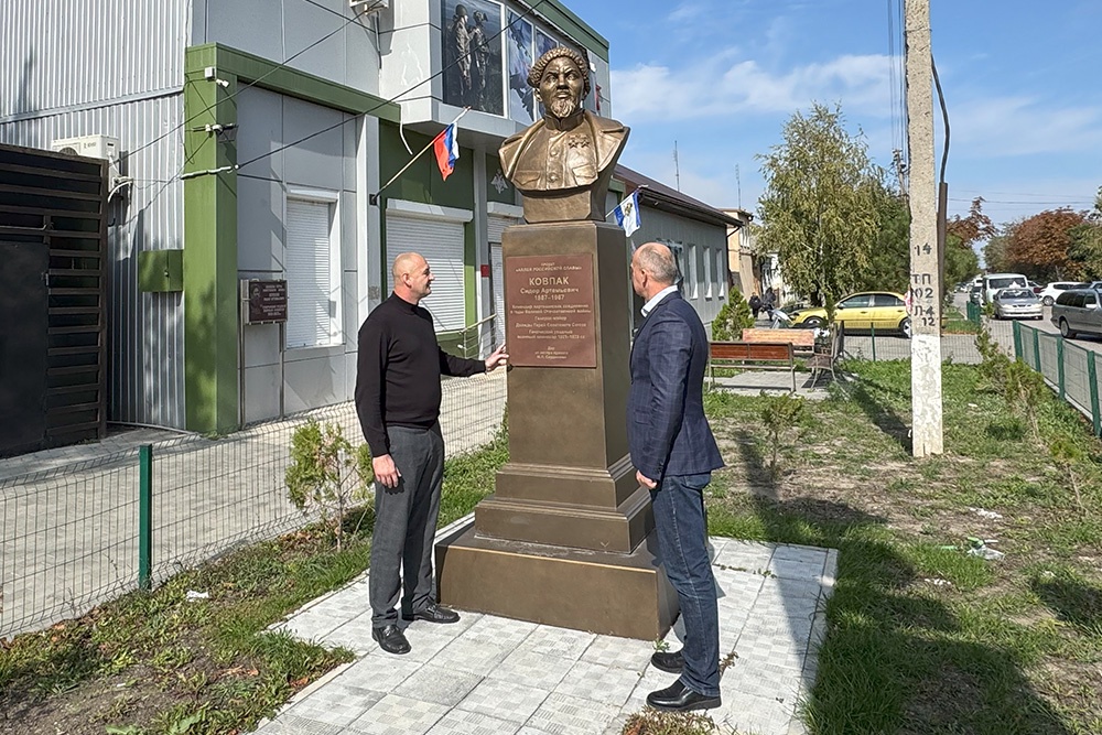 Памятник Герою Советского Союза С.А. Ковпаку у здания военного комиссариата Генического муниципального округа.