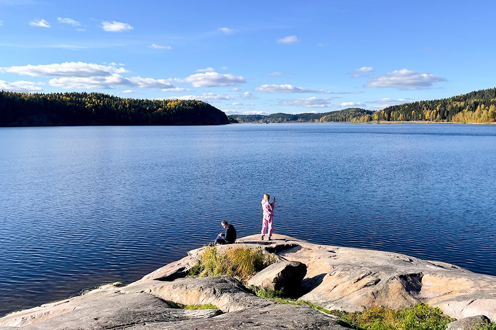 Туристы на берегу озера