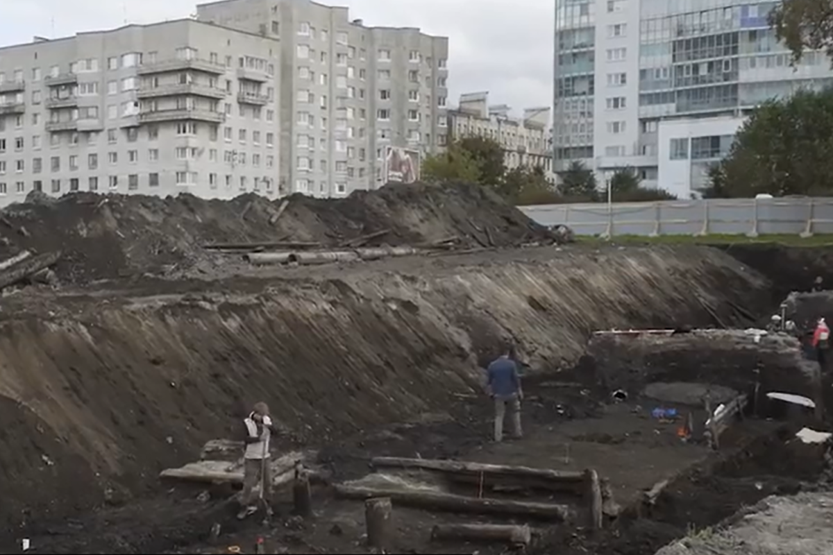 Через весь раскоп, а это порядка 80 метров, проходят водопроводные трубы. Их сделали из дерева. 