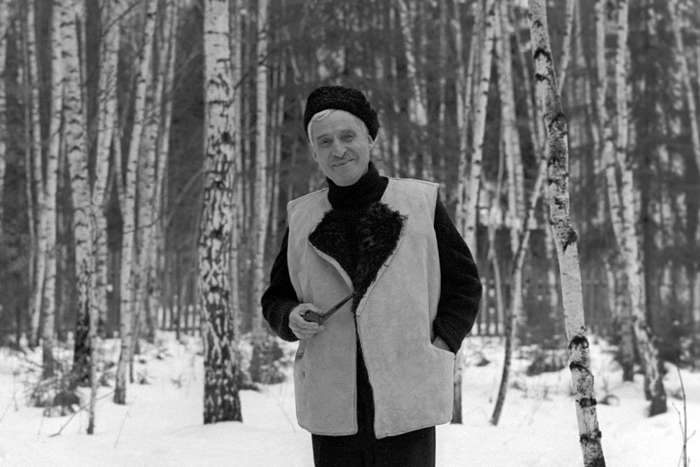 Поэт Константин Симонов на даче в Подмосковье. 1975 год