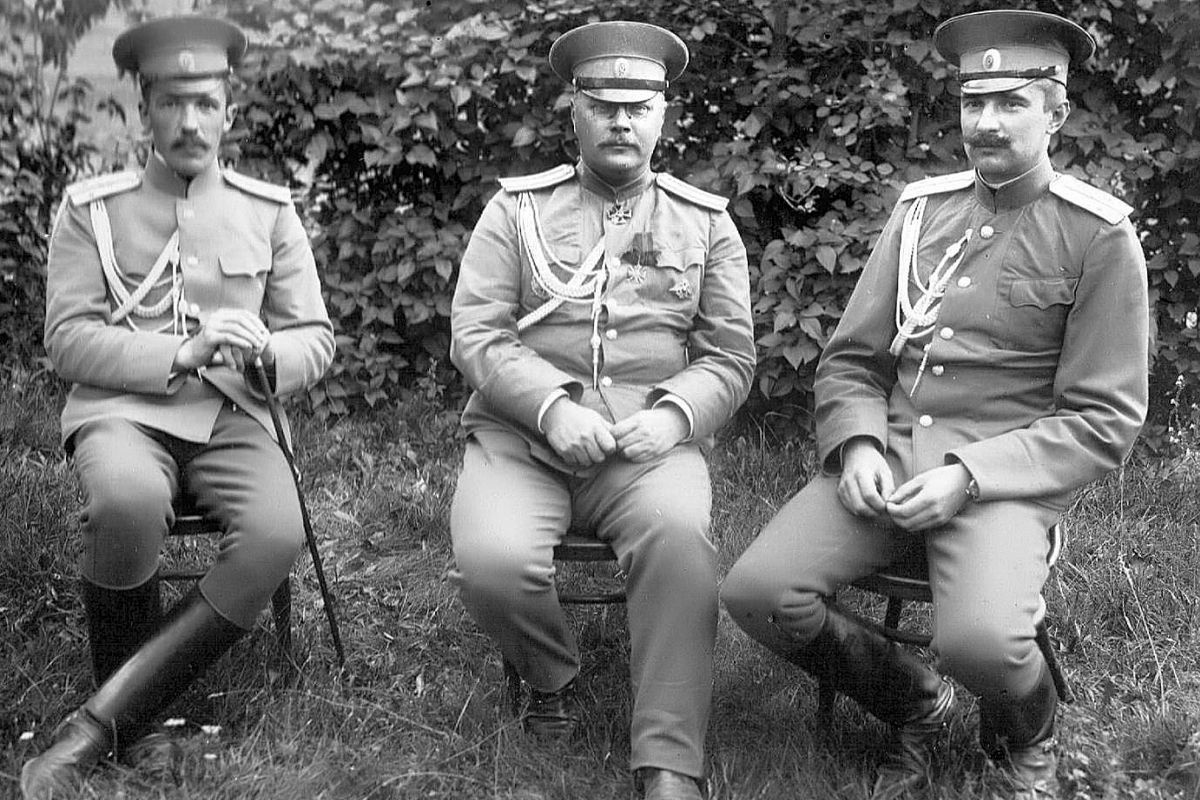 С.А. Кузнецов (в центре) с сослуживцами. 1912 г. С.А. Кузнецов (в центре) с сослуживцами. 1912 г.