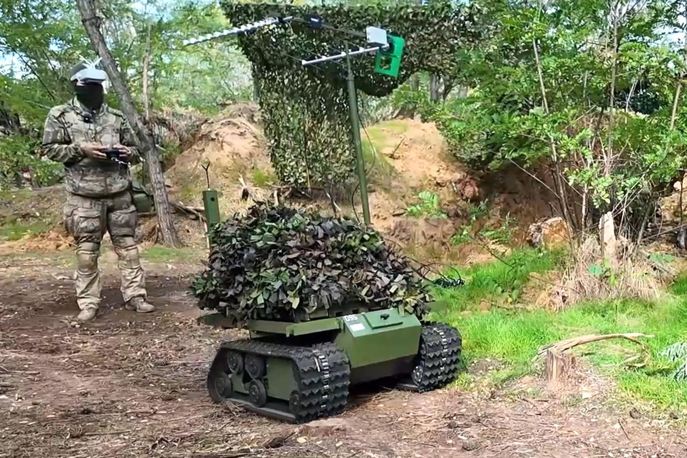 Боец с позывным Воланд ловко пилотирует наземный робот, доставляющий на передовую необходимые грузы. 