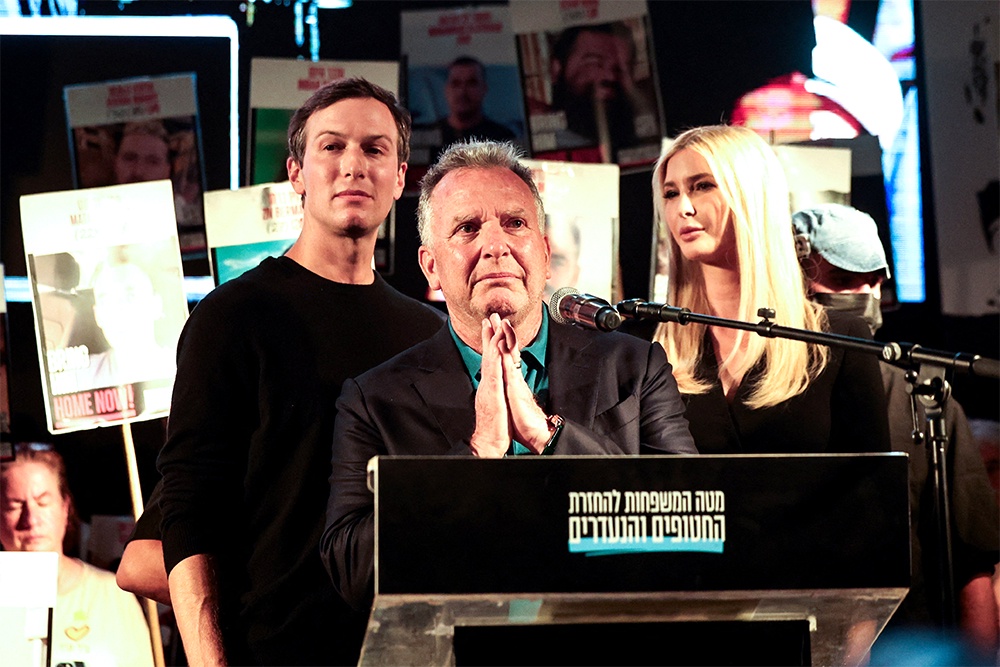 Выступая на площади Заложников в Тель-Авиве Стивен Уиткофф был непривычно эмоционален.