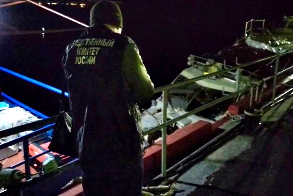 В причинах столкновения двух судов на Байкале разбираются следователи.