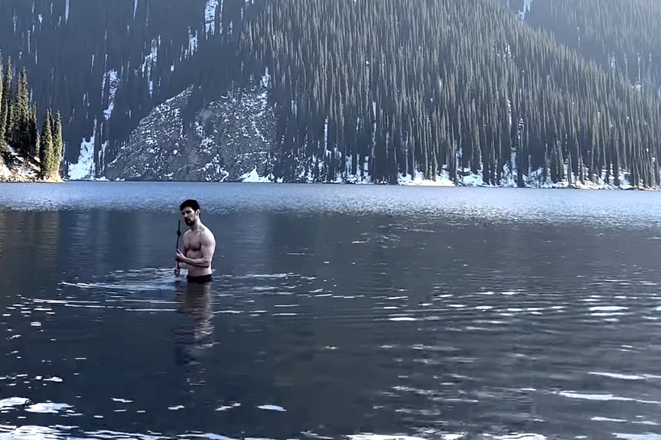 Павел Дуров искупался в Кольсайских озерах в Казахстане. Купание здесь запрещено, но Дуров избежал штрафа