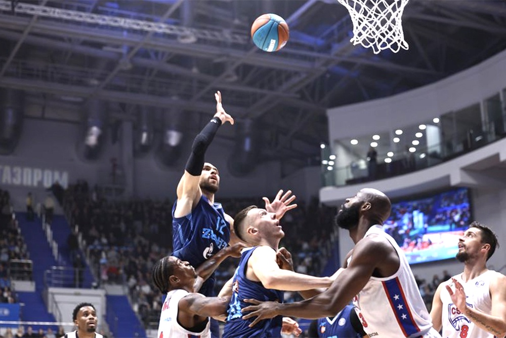 Игроки "Зенита" (в темном) были очень близки к победе.