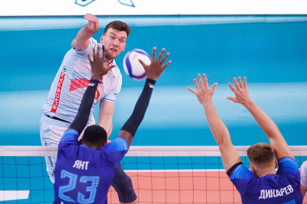 Московские динамовцы (в белом) лишь на тай-брейке сумели сломить сопротивление питерского "Зенита".