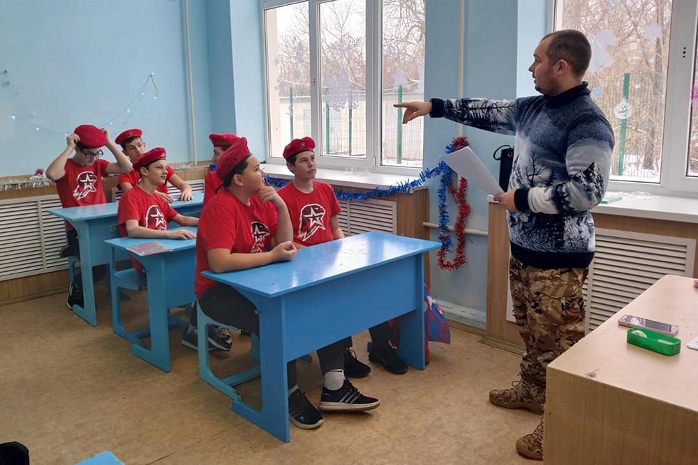 Алексей работает в школе, где учился сам, а потом проходил студенческую практику.