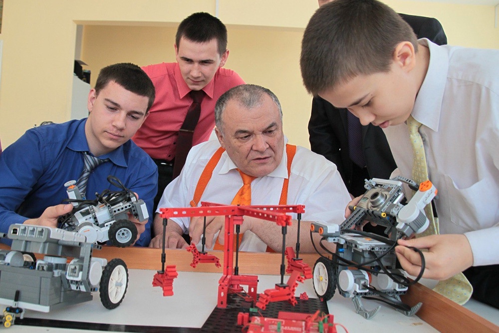 Ученики Сайбединова своими успехами доказывают: творчество, эмоции, знания - это единый процесс в образовании.