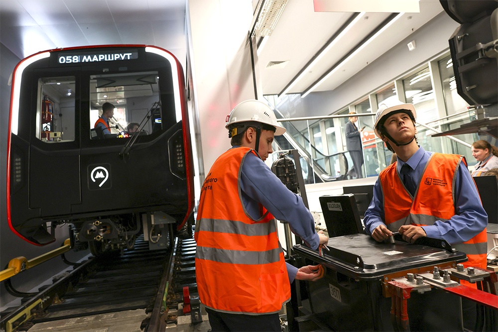 В центре "Профессий будущего" даже создали полную имитацию станции и мастерских в метро.