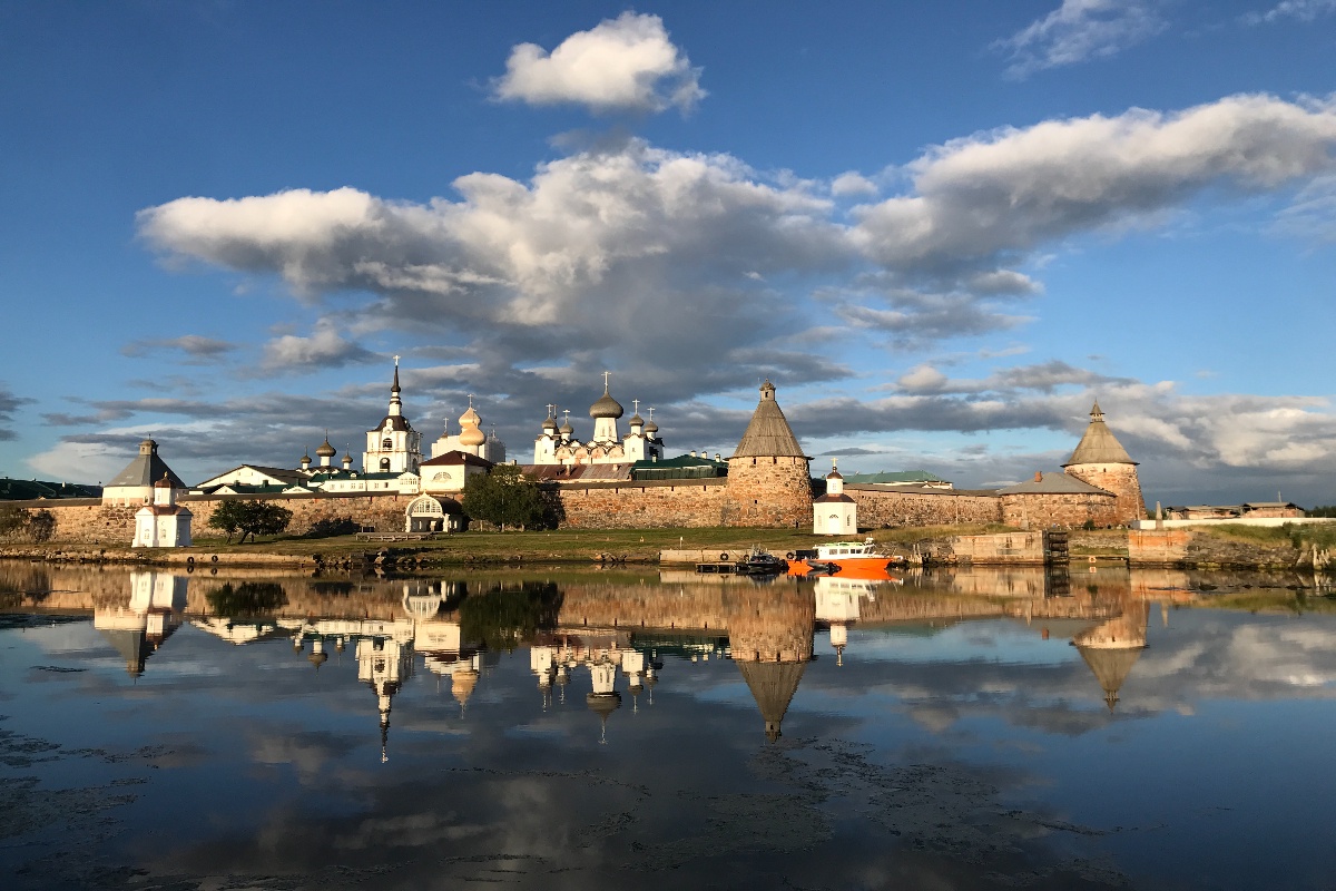 Гляжусь в тебя, как в зеркало...