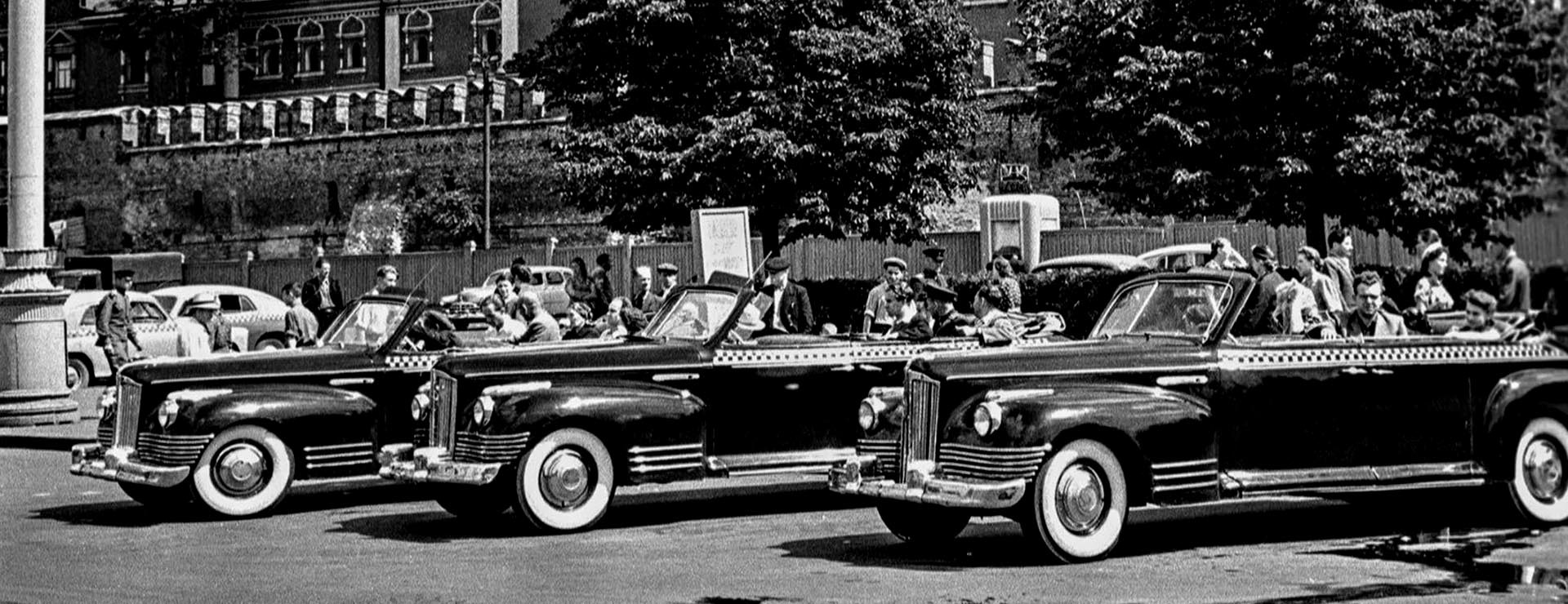 Стоянка маршрутных такси для экскурсий по Москве. Июль 1955 года. 