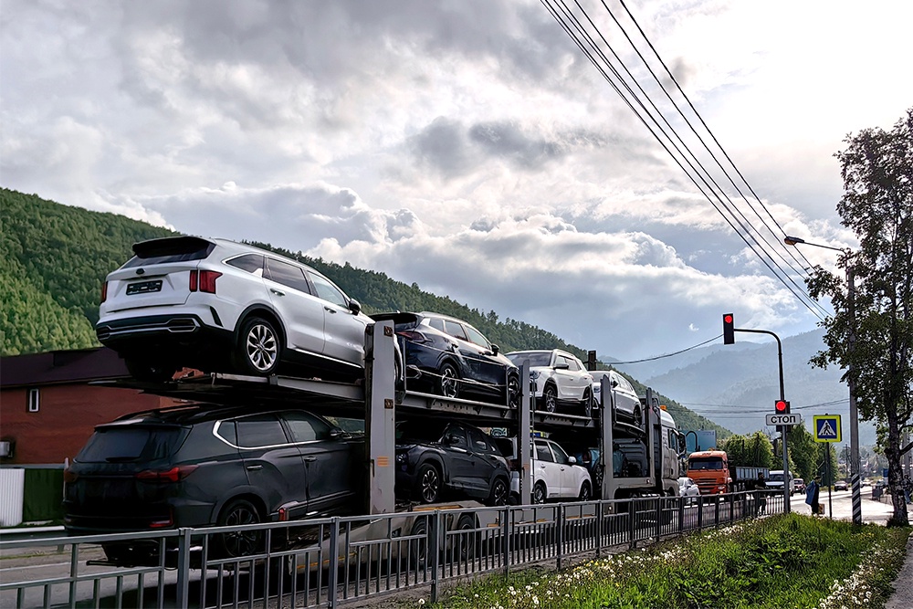 Автовозы пока тянутся в Россию. Для тех, кто оплатил ввоз машины сильно заранее.
