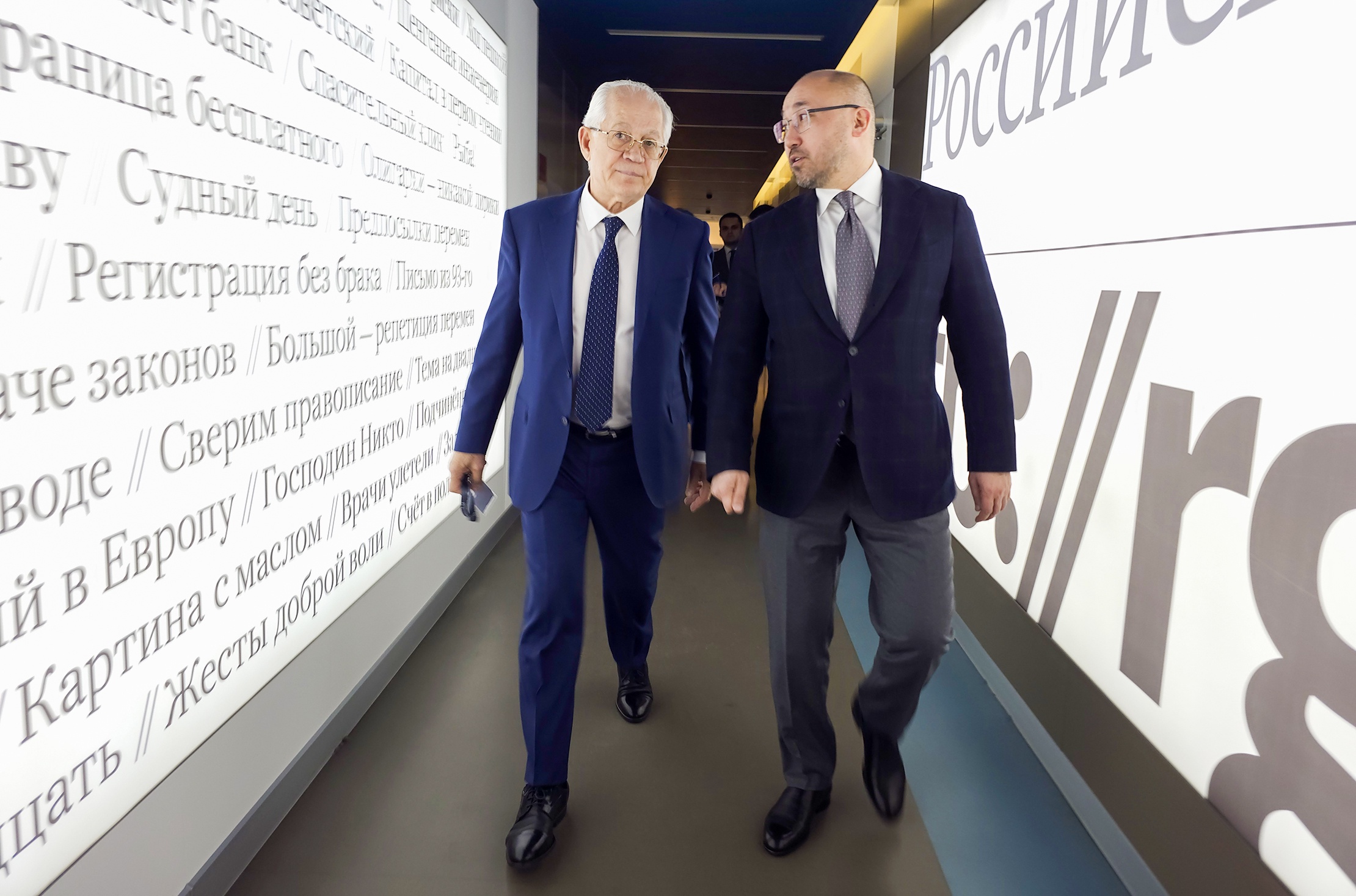 Генеральный директор ФГБУ "Редакция "Российской газеты" Павел Негоица показал послу Казахстана Даурену Абаеву, как работает "Российская газета".