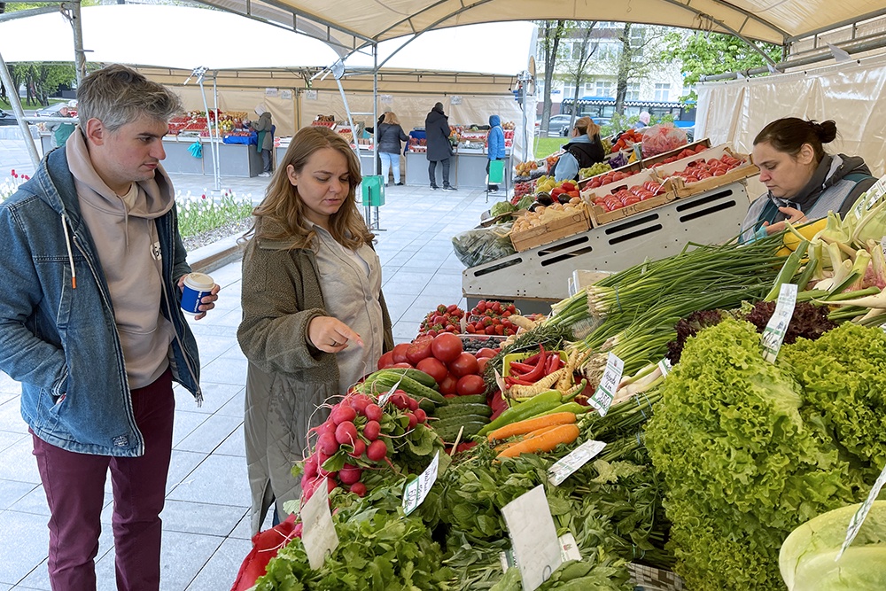 Таких тентовых ярмарок почти не осталось. Их заменили современные стеклянные павильоны.