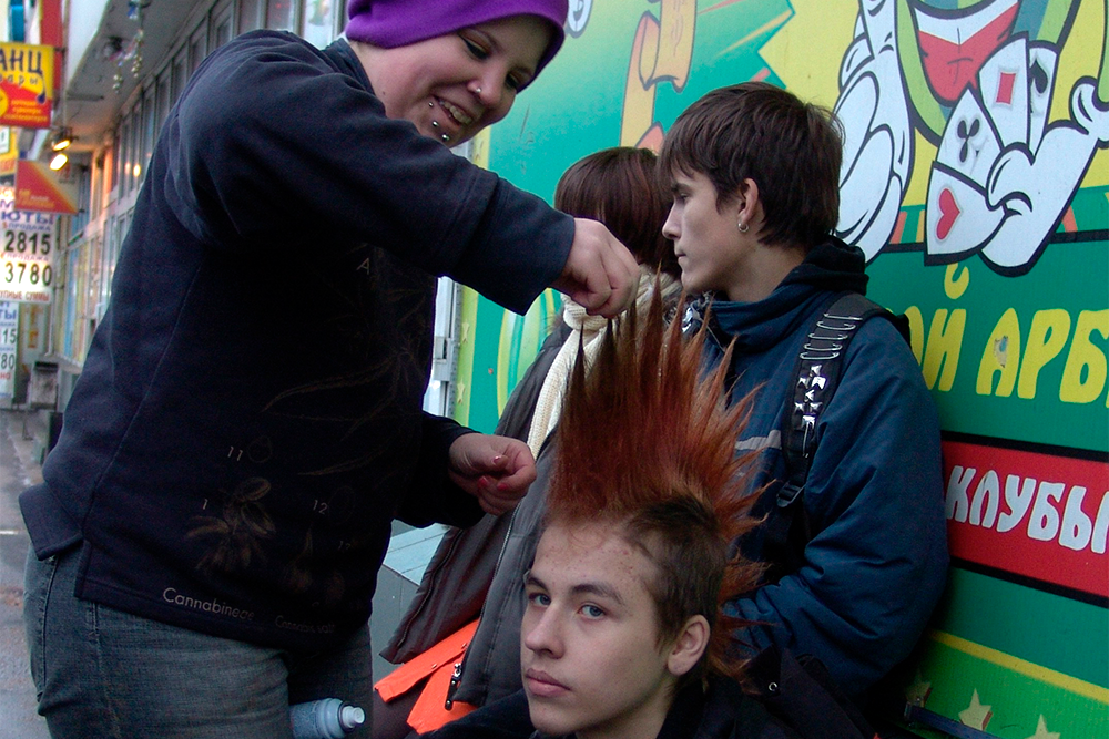 Про прическу в законе ничего не сказано - свобода самовыражения полная.