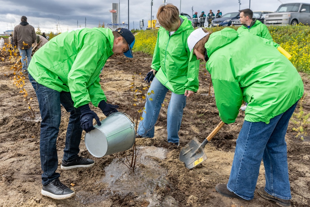 Сотрудники газодобывающей компании перенесли деревья с участков будущей застройки к стеле "Новый Уренгой - город газодобытчиков и строителей".