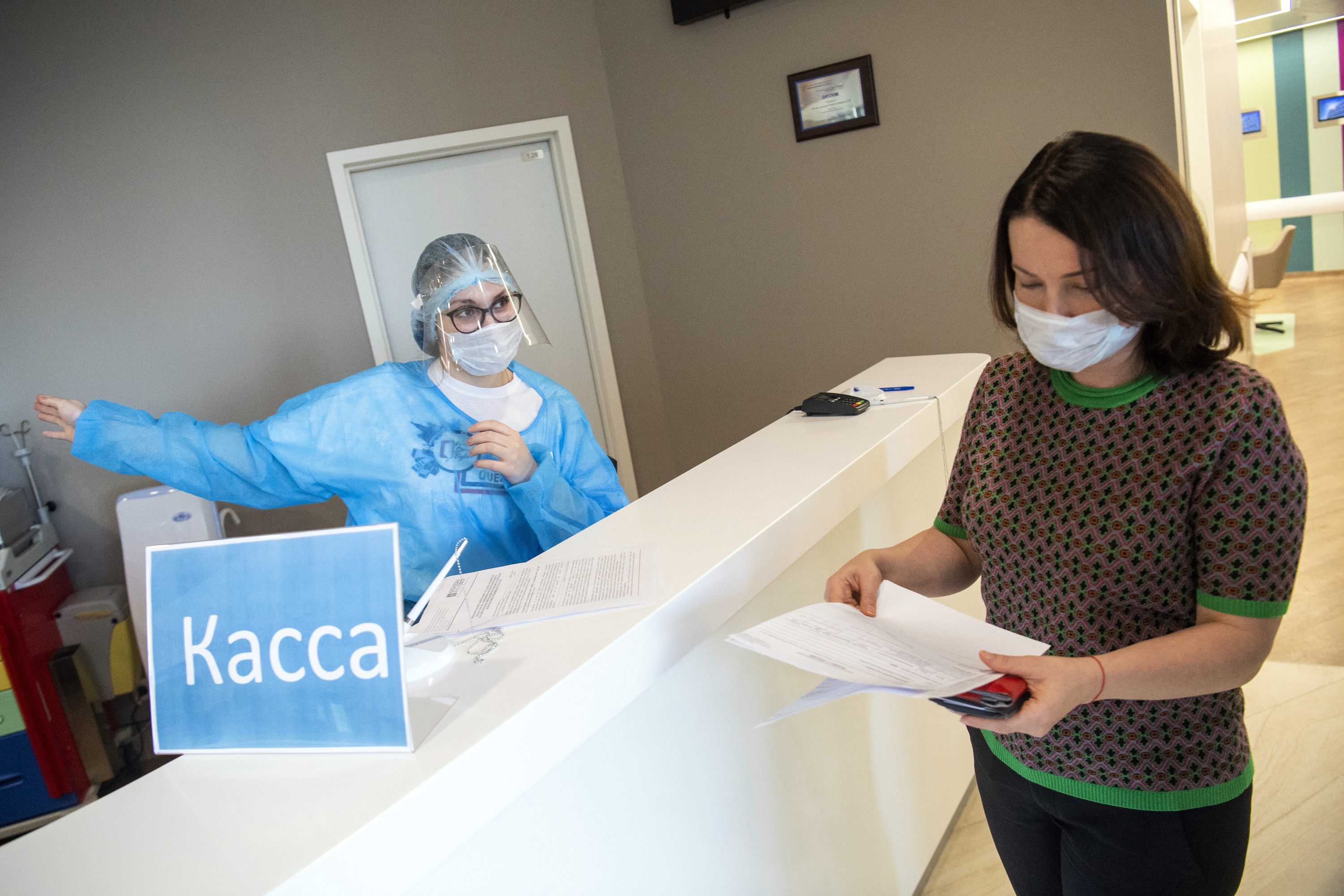 В частных клиниках лечатся 22 процента россиян, и больше половины из них тратят до 30 тысяч рублей в полугодие.