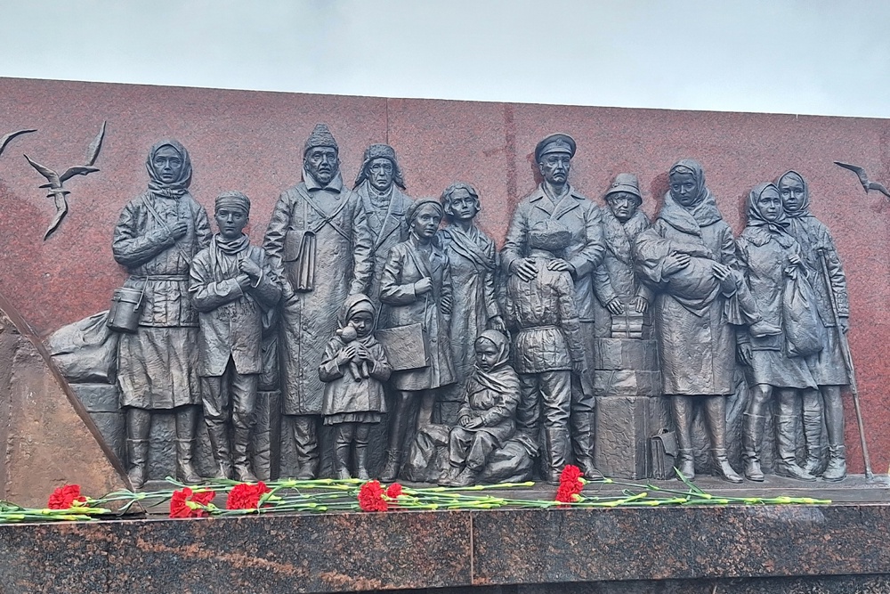 У некоторых бронзовых фигур монумента имеются реальные прототипы.