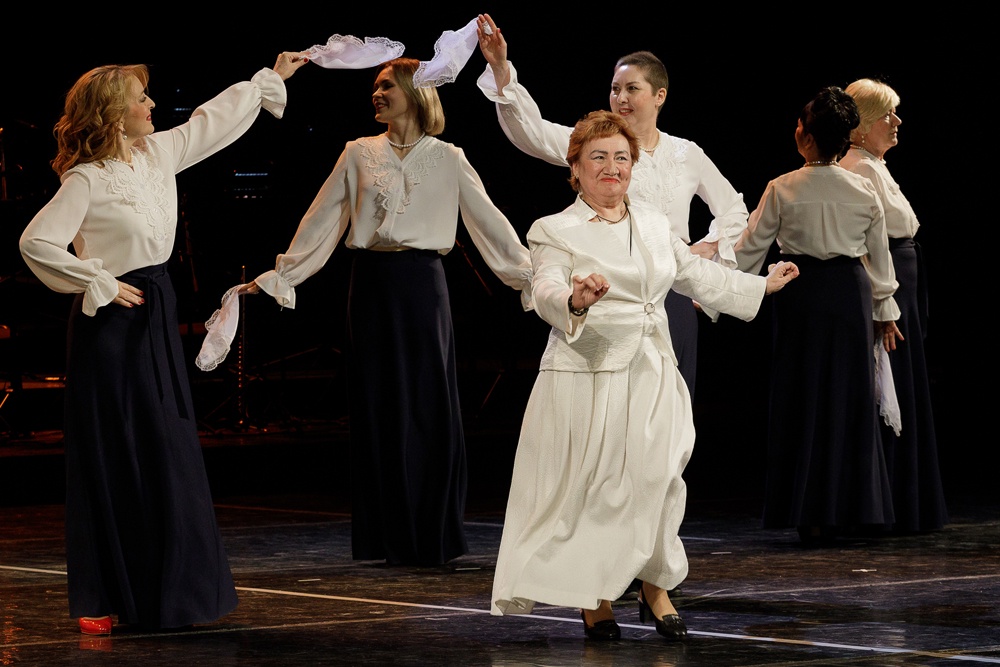 Анжелика Таланцева и ее "Поющие позитивушки" стараются не унывать в беде - дают концерты для врачей и онкобольных в медучреждениях, собирают полные залы в тюменских ДК.