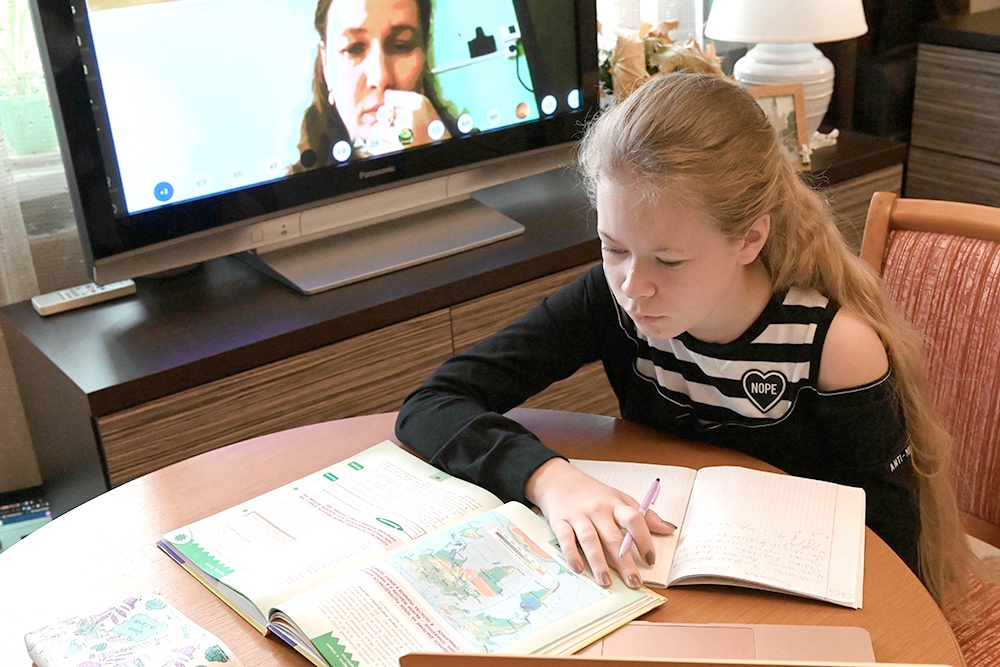 Когда можно общаться с педагогом индивидуально, для некоторых ребят обучение на дому комфортнее, чем в классе.