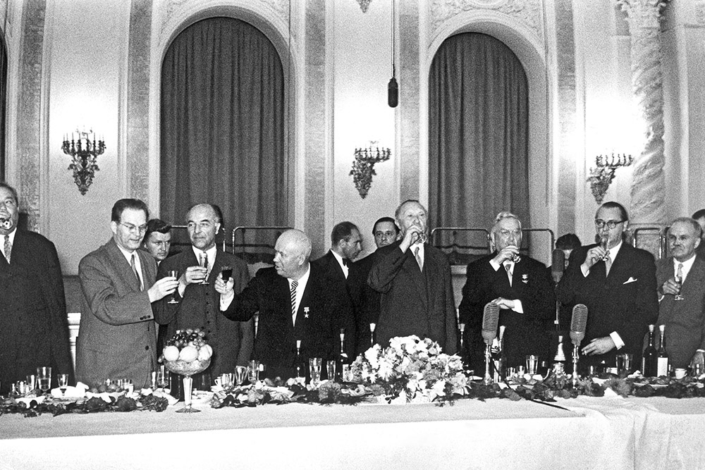 Сразу же после визита в СССР канцлера Конрада Аденауэра 50 тысяч немецких военнопленных отправились домой, не отбыв положенных сроков наказания.