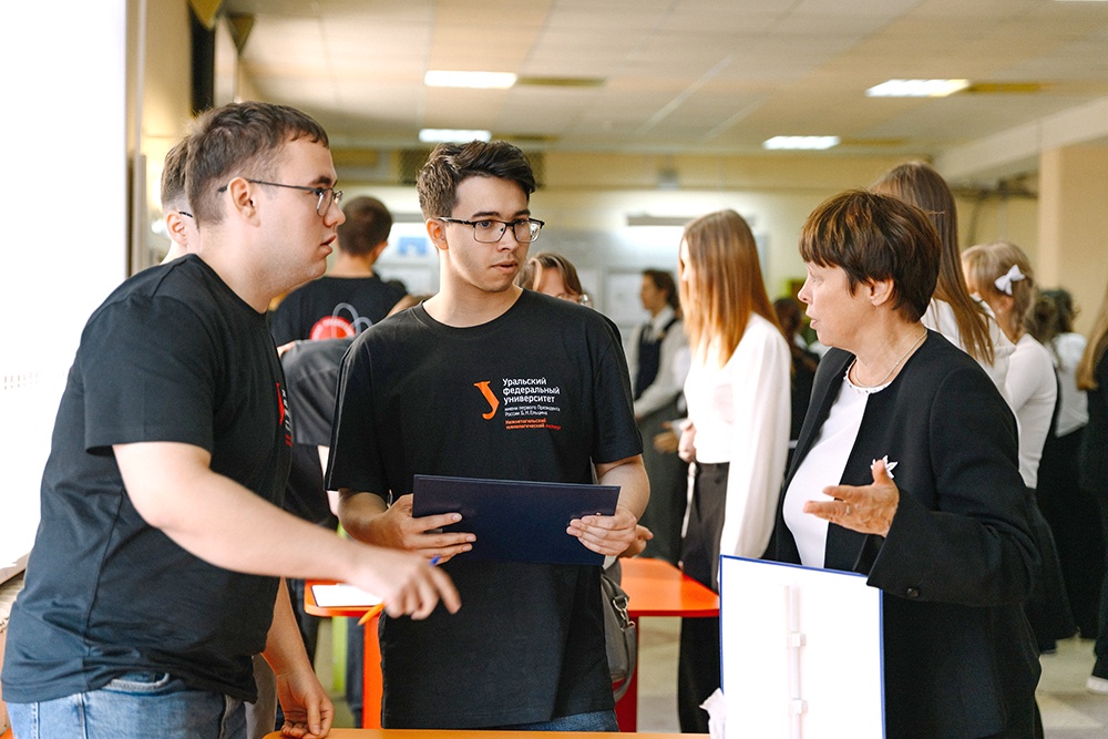 В НТИ УрФУ прошла церемония посвящения более 200 школьников региона в молодые инженеры.