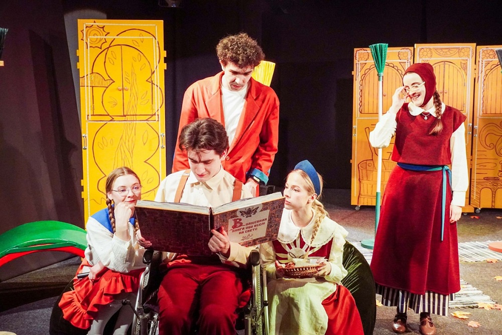 Воронежский ТЮЗ представит на фестивале постановку о дружбе и гаджетомании "Волшебная книга Василисы".