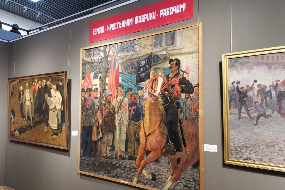 Название разделам выставки дали всем известные советские лозунги.