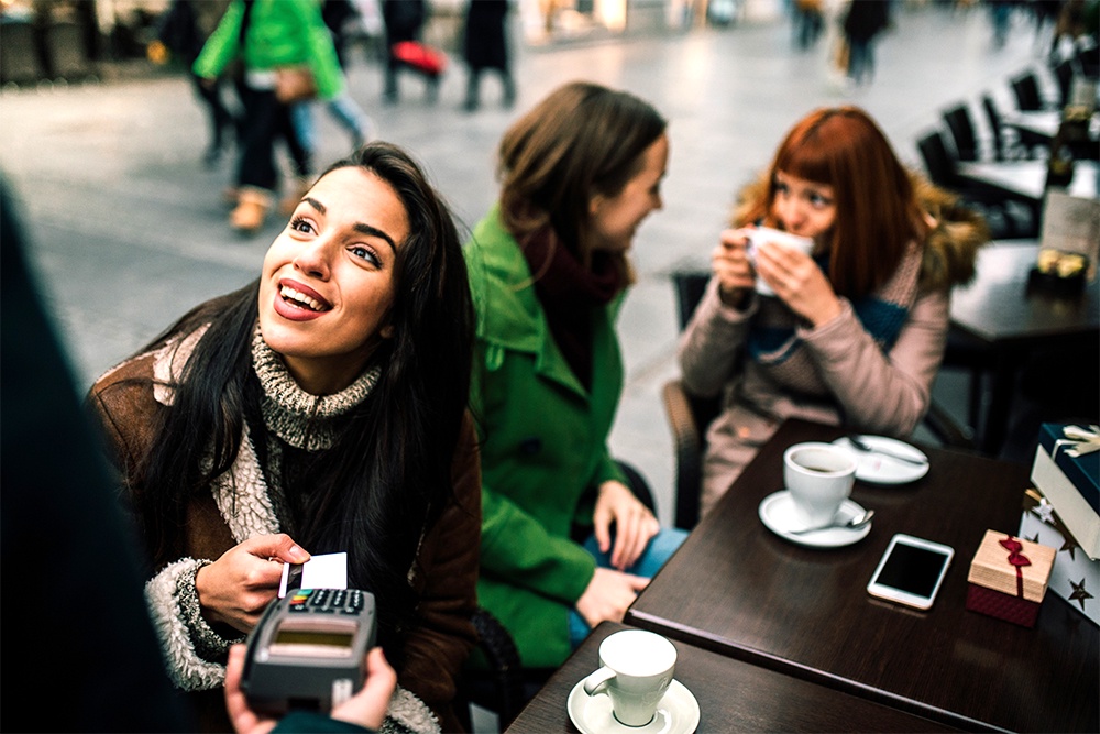 В погоне за иллюзией яркой жизни молодые люди готовы тратить последнее и влезать в долги.