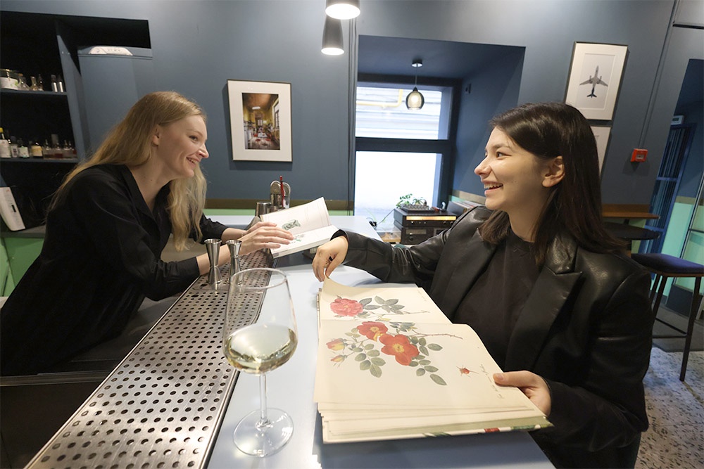 Александра показывает гостье цветы французского художника Пьера Жозефа Редуте.