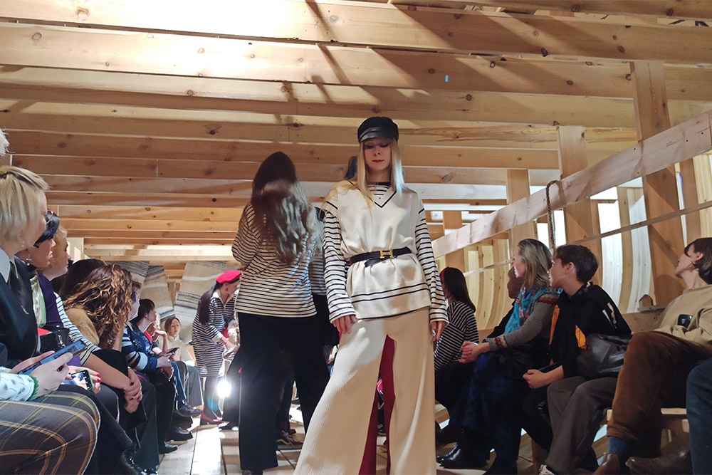 Первое "полосатое дефиле" прошло на верфи, прямо на строящейся поморской шхуне.