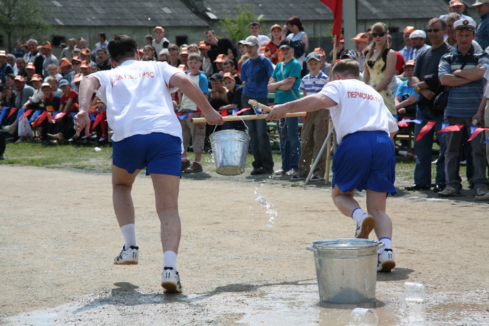 В малых городах корпоративные соревнования обычно превращаются в веселый массовый праздник для всех жителей.
