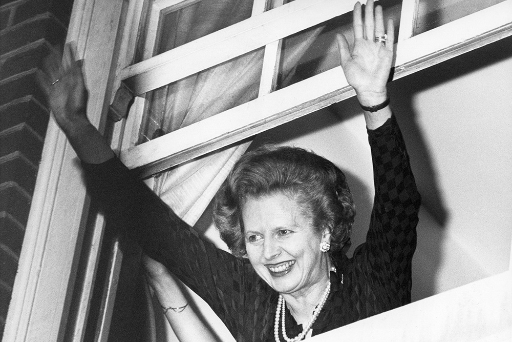 Тэтчер машет сторонникам после прибытия в штаб-квартиру Консервативной партии. 1983 г.