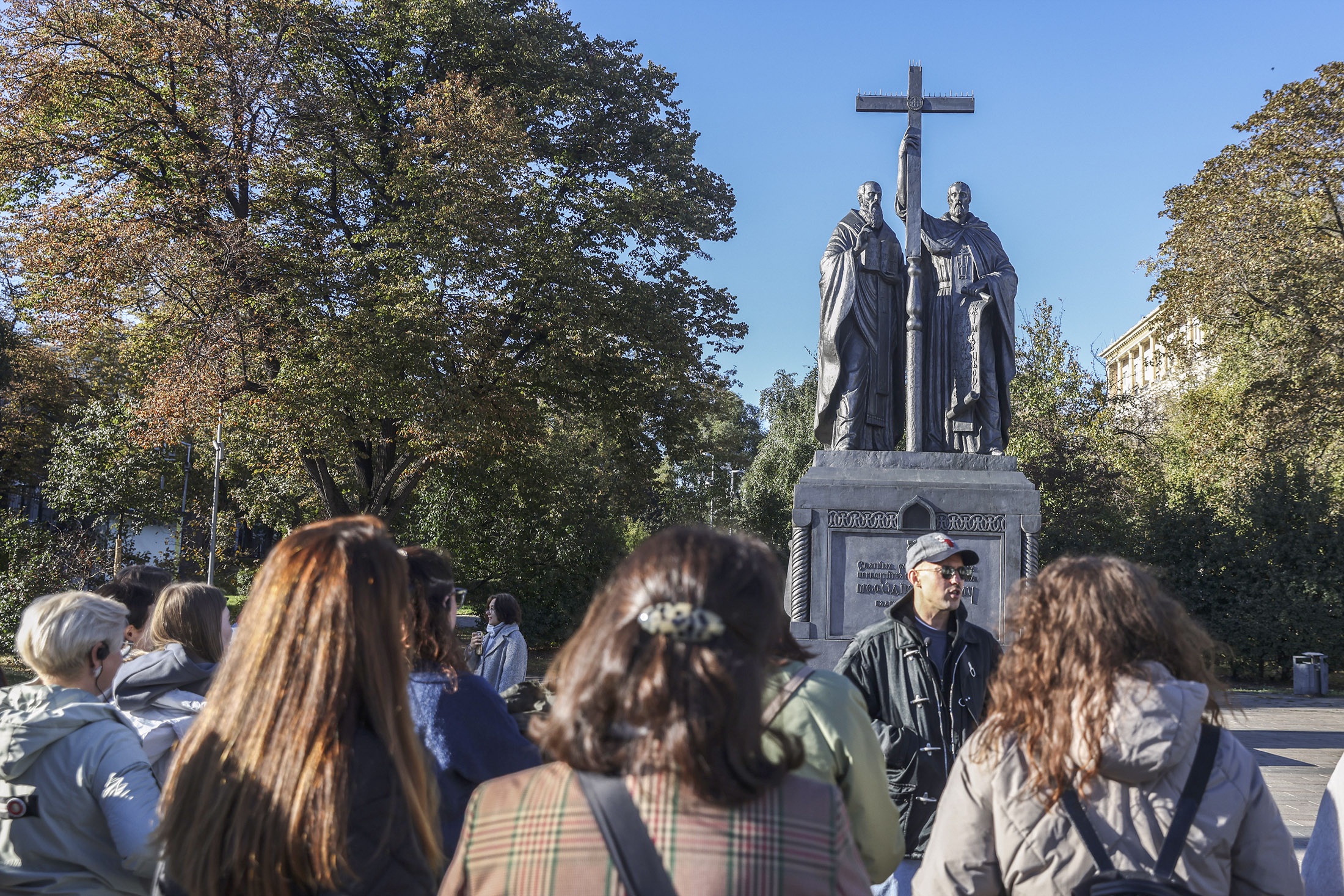 Точкой сбора гостей стал памятник Кириллу и Мефодию - вот только кто из них кто?