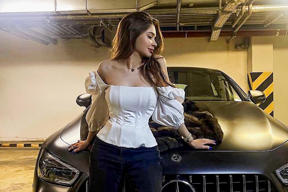 Анастасия - любительница быстрой езды, в момент аварии стрелка спидометра остановилась на цифре 136.