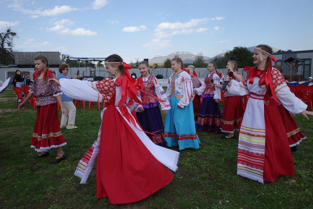 Праздник "Русский двор" позволил окунуться в атмосферу жизни наших предков и настоящего народного гулянья